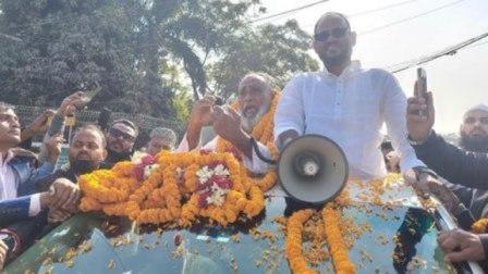 ছাদ খোলা গাড়িতে মাথা বের করে শুভেচ্ছা গ্রহণ করেন তিনি।