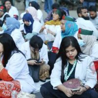 ৩ ঘণ্টায়ও শাহবাগ ছাড়েননি প্রশিক্ষণার্থী চিকিৎসকরা