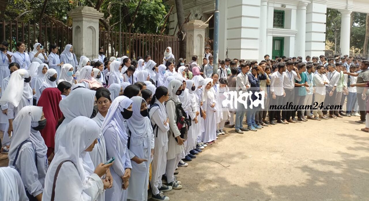 দাবি আদায়ে হাইকোর্টের সামনে পলিটেকনিক শিক্ষার্থীদের অবস্থান কর্মসূচি