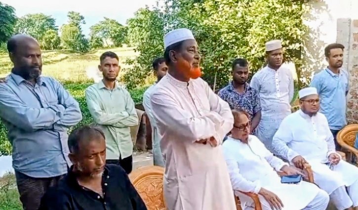 বিএনপি-জামায়াত ‘ফিফটি, ফিফটি’ ভোট পাক চান আ.লীগ নেতা জামায়াত নেতার পাশে দাঁড়িয়ে বক্তব্য দিচ্ছেন কালা মিয়া